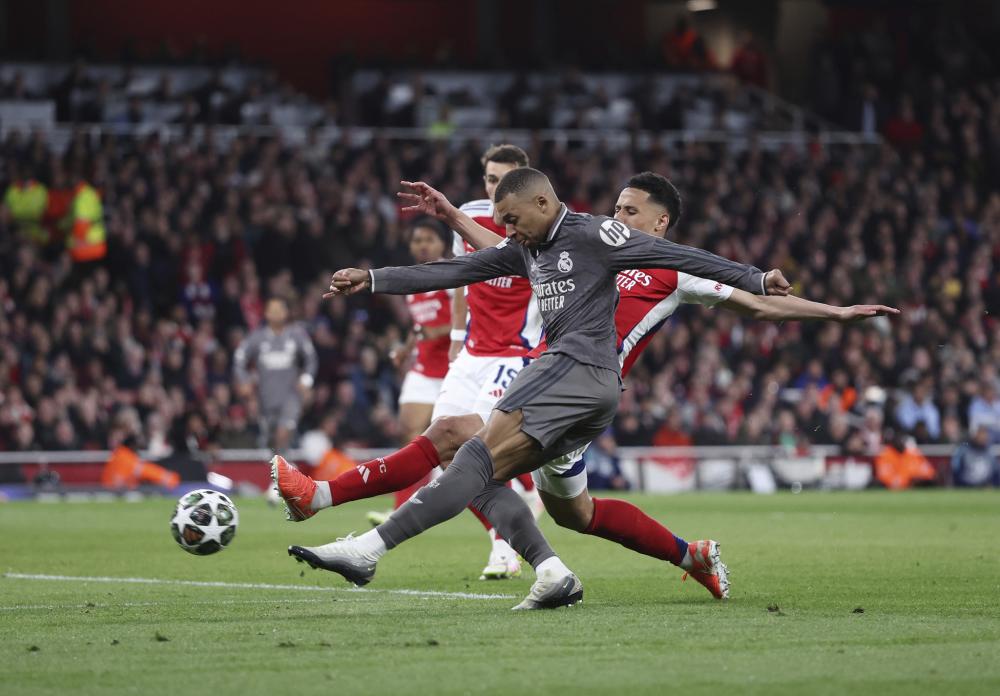 印尼东努沙登加拉省勒沃托比火山喷发 附近机场关闭一天.