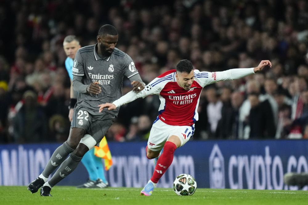 雄鹿三将合砍70分却遭三连败！利拉德缺阵导致进攻不振，争冠形势堪忧.